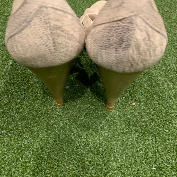 Carlos Santana gold wedges size 8.5 never worn - Picture 5 of 5